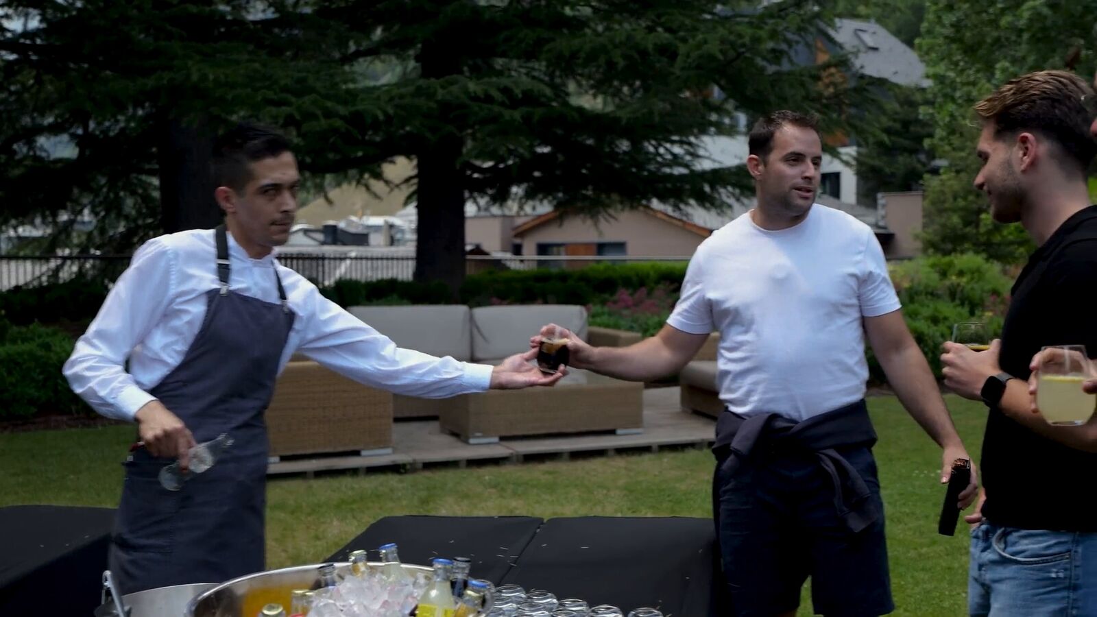 Networking en el jardín del hotel en Andorra